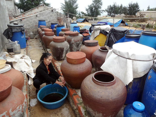  Ảnh 2 : Nhiều thế hệ người dân làng biển Nhân Trạch đang cùng nhau giữ gìn, phát triển nghề truyền thống của làng.
