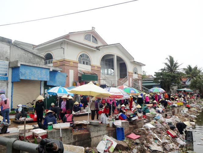 Cảnh mua bán tập nập tại chợ tự phát ngay sát kề chợ Nhân Trạch.