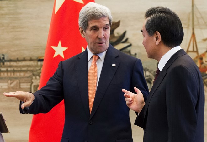 Ngoại trưởng Mỹ John Kerry và người đồng cấp Trung Quốc Vương Nghị. (Nguồn: washingtonpost.com)