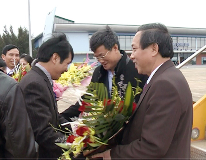 Ảnh 1 : Thay mặt lãnh đạo tỉnh, đồng chí NGUYỄN CÔNG HUẤN tặng hoa chúc mừng các đại biểu.