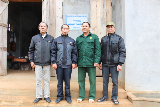 CCB Bùi Tiến Cảm cùng lãnh đạo Hội CCB huyện Quảng Ninh trước ngôi nhà “Nghĩa tình đồng đội”.