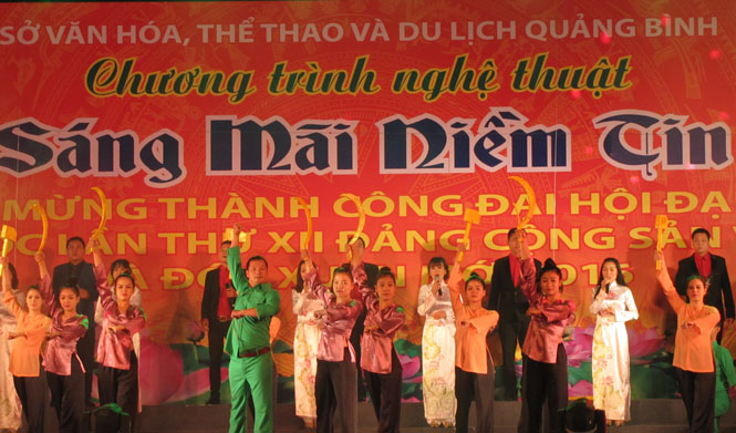 Hát, múa tập thể là thể loại chủ đạo trong chương trình.