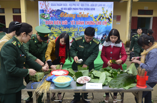 Ảnh 5 : Hội thi gói bánh chưng giữa các đội diễn ra sôi nổi.