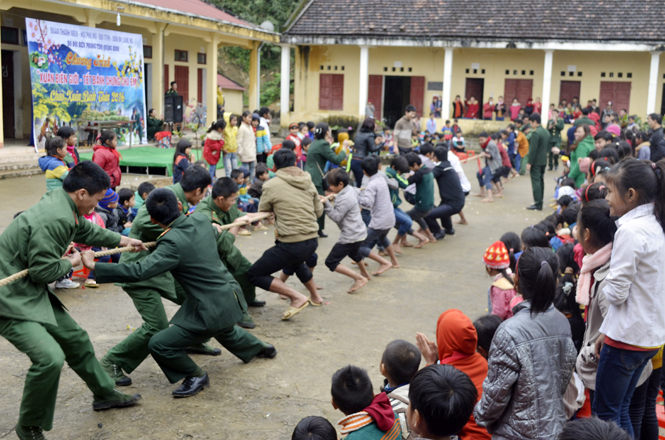  Hội thi kéo co giữa các đội.             