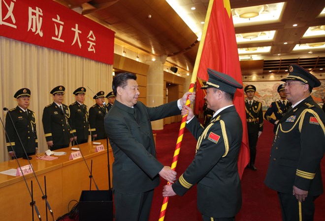 Chủ tịch Trung Quốc Tập Cận Bình trao cờ thành lập 5 chiến khu mới. (Nguồn: Xinhua)