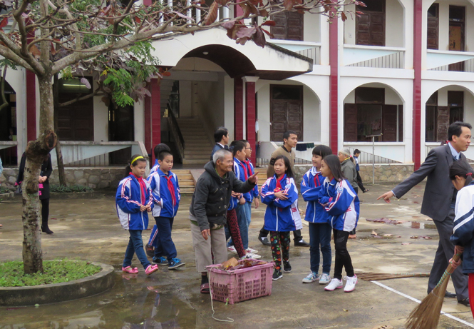 Trò chuyện cùng các cụ tại Trung tâm Bảo trợ xã hội tỉnh.