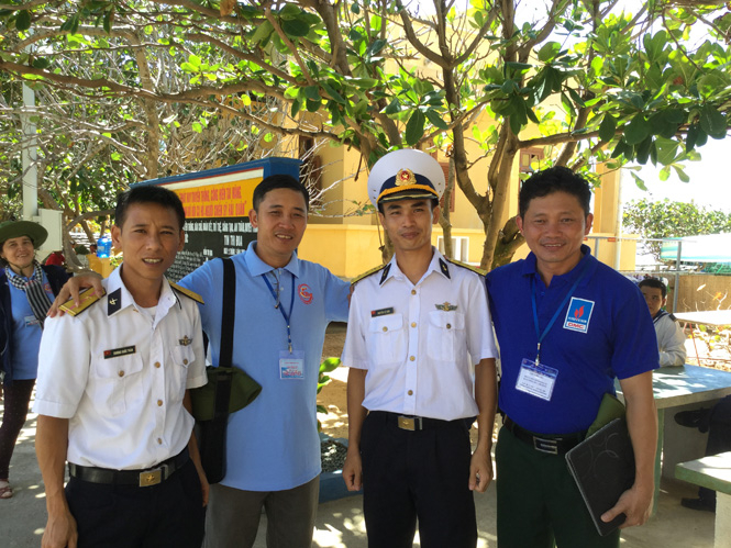  Tác giả cùng cựu chiến binh Lương Duy Hoàng và 2 chiến sĩ Nguyễn Lệ Sơn, Trương Quốc Toàn.