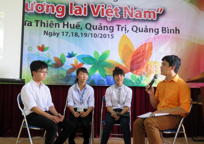 Ảnh 37 : Hoàng Cẩm Vân (thứ 2 từ phải sang) tại buổi giao lưu trao học bổng 