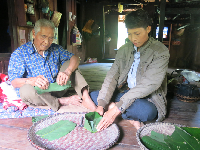 Gói bánh chưng chuẩn bị Tết.