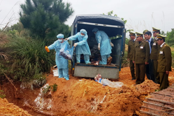 Cơ quan chức năng tiêu huỷ hàng hoá vi phạm.