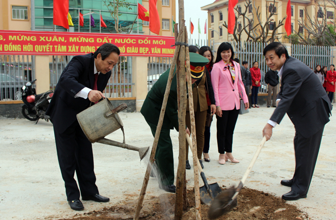 Đồng chí Hoàng Đăng Quang, Ủy viên Ban chấp hành Trung ương Đảng, Bí thư Tỉnh ủy, Chủ tịch HĐND tỉnh, Trưởng đoàn Đại biểu Quốc hội tỉnh tham gia tết trồng cây.