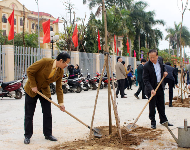 Đồng chí Trần Công Thuật, Phó Bí thư Thường trực Tỉnh ủy tham gia trồng cây.