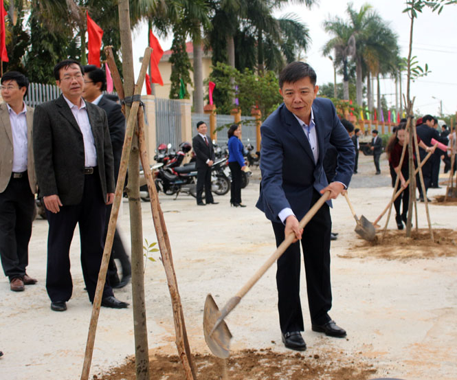 Đồng chí Nguyễn Hữu Hoài, Phó Bí thư Tỉnh ủy, Chủ tịch UBND tỉnh trồng cây trên đường Trần Quang Khải.