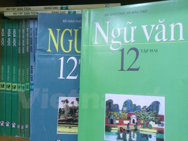 Theo quy định, sách giáo khoa hiện vẫn là một bộ thống nhất trên toàn quốc. (Ảnh: Phạm Mai/Vietnam+)