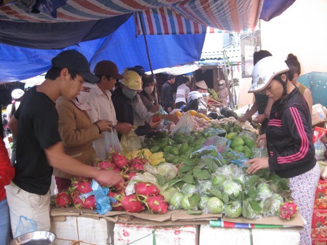 Người dân Minh Hóa mua sắm Tết.