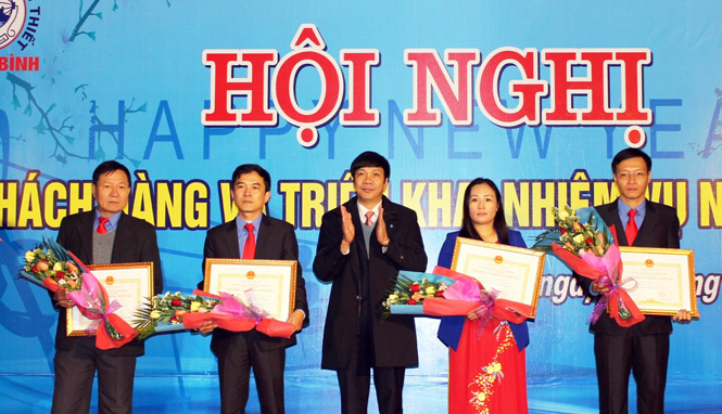 Đồng chí Nguyễn Công Huấn, Ủy viên Ban Thường vụ Tỉnh ủy, Trưởng ban Dân vận Tỉnh ủy trao bằng khen của UBND tỉnh cho các tập thể và cá nhân công ty đạt thành tích xuất sắc năm 2015