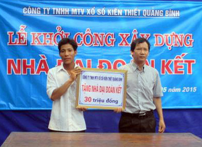 Công ty trao quà và tặng nhà