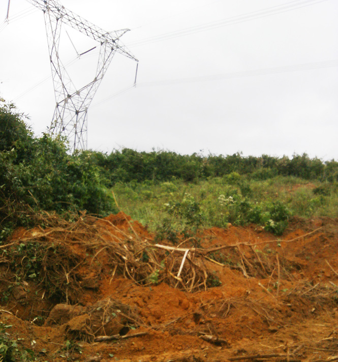 Một điểm khai thác trái phép diệp thạch sét mới gần chân móng cột điện 500 KV.