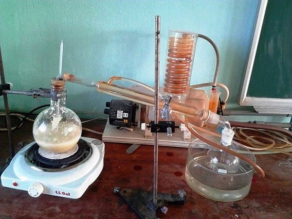  Bộ chưng cất lôi cuốn hơi nước tinh dầu tỏi. (Nguồn: quangngai.gov.vn)
