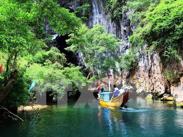 Du khách tham quan động Hang Tối, Quảng Bình. (Ảnh: Hồ Cầu/TTXVN)