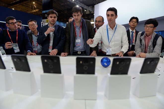 Khách tham quan một gian hàng thiết bị công nghệ ở MWC 2016. (Nguồn: AFP)