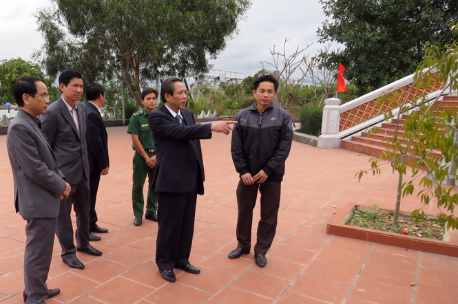 Đồng chí Hoàng Đăng Quang, Bí thư Tỉnh ủy kiểm tra tình hình tại điểm du lịch tâm linh núi Thần Đinh.