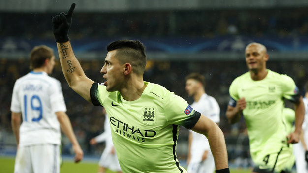 Niềm vui của Aguero sau khi mở tỉ số cho M.C. Ảnh: Reuters