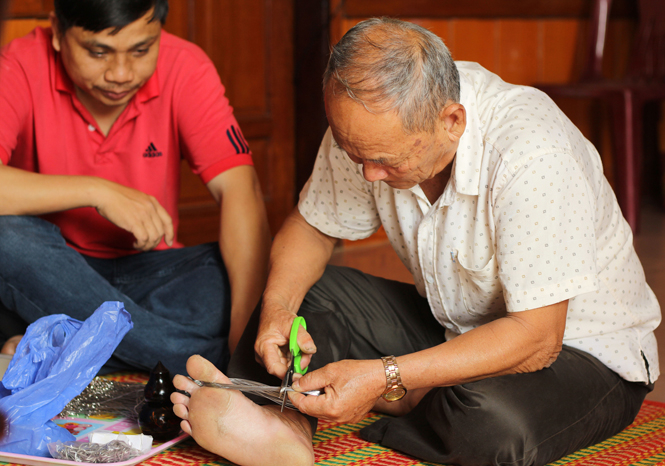 Ông Năm say sưa với nghề câu.