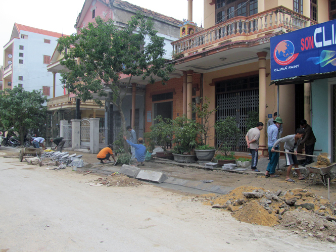 Đầu tư lát vỉa hè tại phường Hải Đình theo phương châm “Nhà nước và nhân dân cùng làm”.