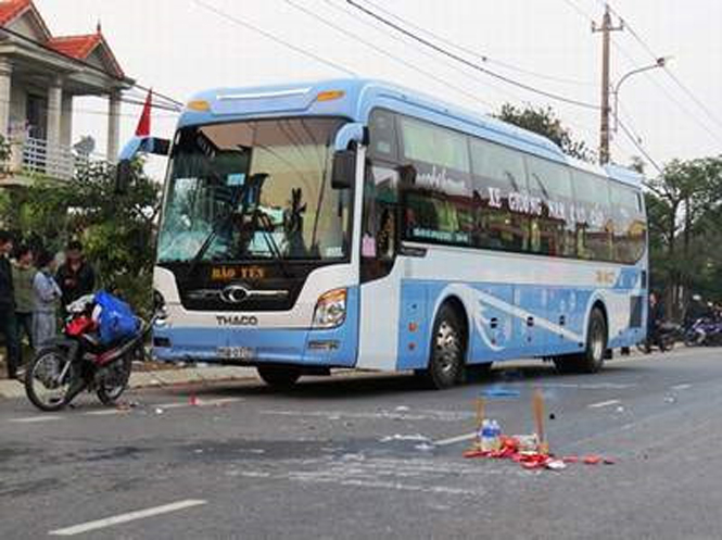 Vụ tai nạn giao thông xảy ra trên QL1 đoạn qua Quán Hàu Quảng Ninh), làm 2 người chết và một người bị thương.