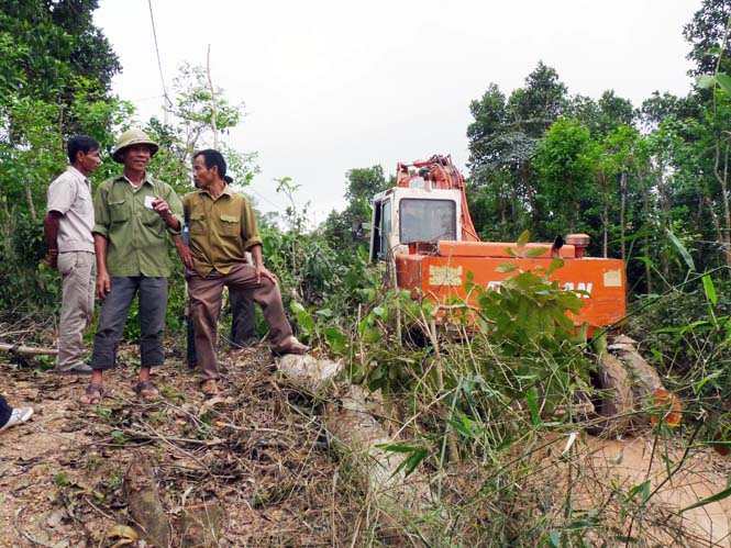 Cán bộ thôn Vân Tiền (xã Quảng Lưu, huyện Quảng Trạch) vận động người dân giải tỏa vườn tược để mở rộng, bê tông hóa tuyến đường du lịch vào lăng mộ Danh nhân văn hóa Nguyễn Hàm Ninh (năm 2015).  Ảnh: T.H