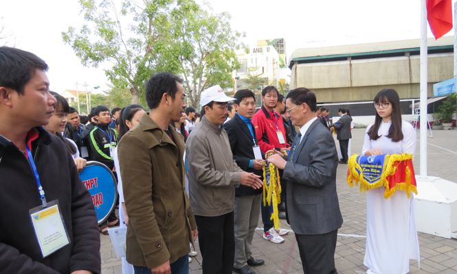 Ban tổ chức trao cờ lưu niệm cho các đoàn tham dự giải.