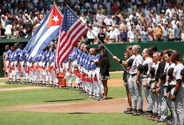 Đội bóng chày Baltimore Orioles và đội tuyển quốc gia Cuba trong trận giao hữu tại sân Estadio Latinoamericano ở La Habana ngày 28-3-1999. (Nguồn: AFP)