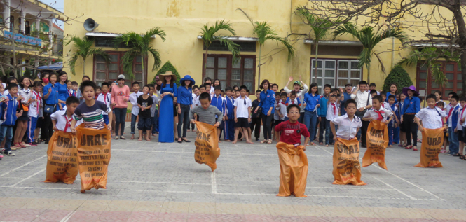 Trò chơi dân gian nhảy bao bố.