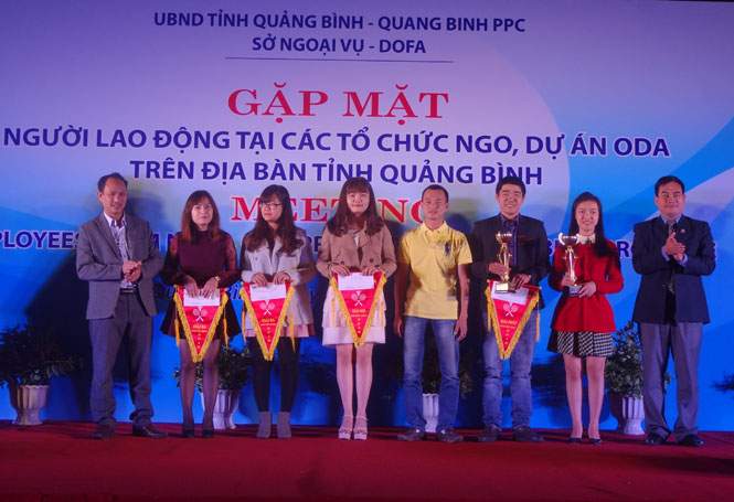 Trao giải cho các đội đạt giải môn cầu lông