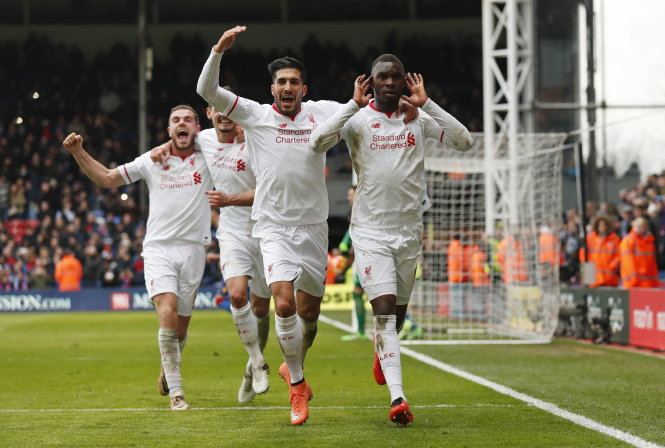 Benteke (phải) ăn mừng sau khi ghi bàn ấn định chiến thắng 2-1 cho Liverpool - Ảnh: Reuters