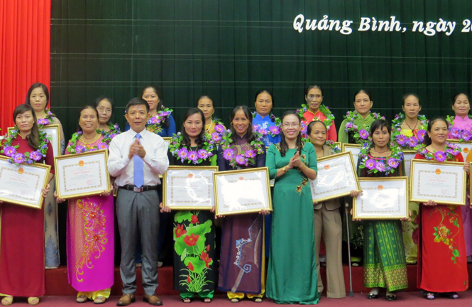 Chủ tịch UBND tỉnh trao bằng khen cho các cán bộ, hội viên phụ nữ điển hình tiên tiến vì đã có thành tích xuất sắc trong lao động, sản xuất kinh doanh và phong trào công tác Hội năm 2014.