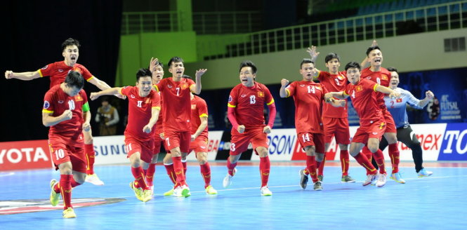 Niềm vui của đội tuyển futsal VN khi thắng ĐKVĐ Nhật Bản để giành vé dự World Cup 2016. Ảnh: Quang Thắng.