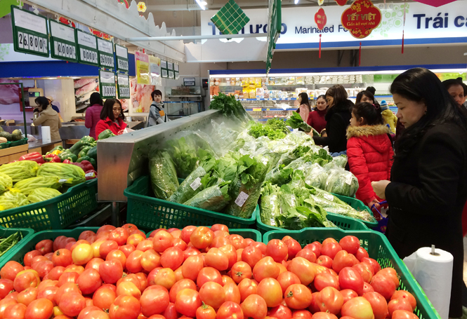 Người tiêu dùng tin cậy vào sản phẩm sạch bán trong siêu thị Co.opmart.