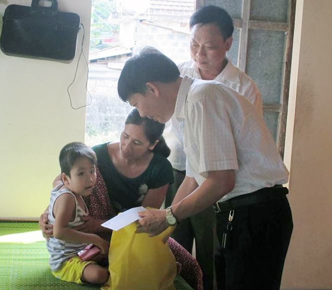 Đại diện lãnh đạo Sở Lao động - Thương binh và Xã hội thăm, tặng quà cho trẻ em khuyết tật