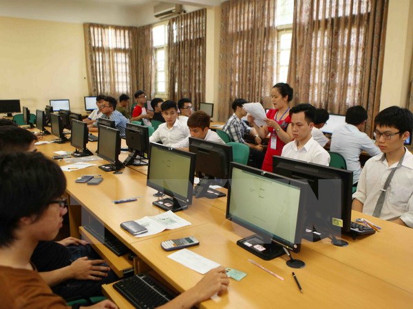 Thí sinh thi đánh giá năng lực tại Cụm 1, điểm thi Trường Đại học Ngoại ngữ (Đại học Quốc gia Hà Nội) năm 2015. (Ảnh: Quý Trung/TTXVN)