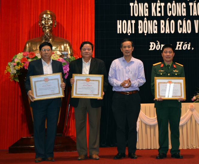 Đồng chí Trần Công Thuật, Phó Bí thư Thường trực Tỉnh ủy trao tặng bằng khen của Ban Thường vụ Tỉnh ủy cho 3 tập thể có thành tích xuất sắc trong công tác tuyên truyền miệng, hoạt động báo cáo viên nhiệm kỳ 2010 - 2015.