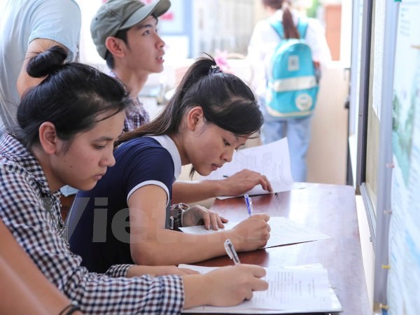 Thí sinh làm thủ tục rút hồ sơ tại Đại học Công nghiệp Hà Nội. (Ảnh: Lê Minh Sơn/Vietnam+)