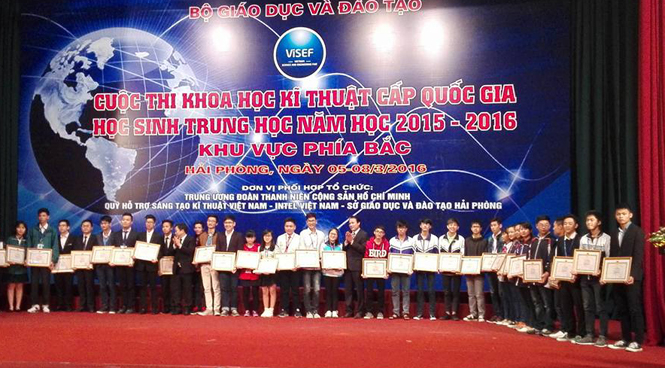 Ban tổ chức trao thưởng cho các dự án đoạt giải ba (học sinh tỉnh ta đứng ngoài cùng tính từ bên phải sang).