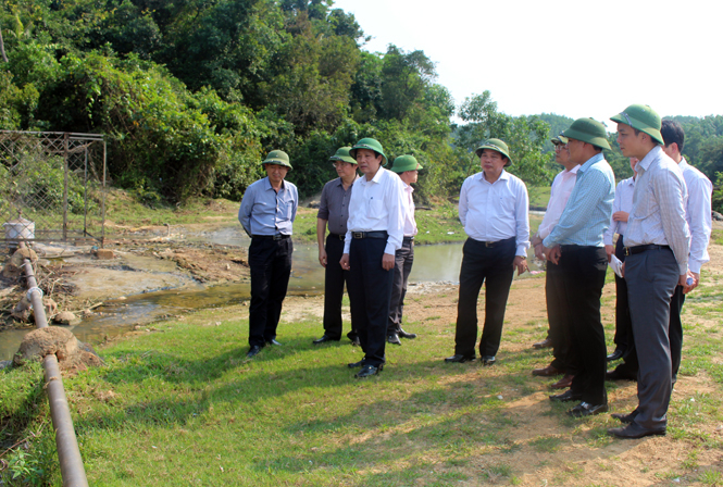 Đồng chí đồng chí Hoàng Đăng Quang, Uỷ viên Trung ương Đảng, Bí thư Tỉnh uỷ, Chủ tịch HĐND tỉnh, Trưởng đoàn đại biểu Quốc hội tỉnh kiểm tra thực địa tại Dự án Khu du lịch nghỉ dưỡng suối nước nóng Bang.