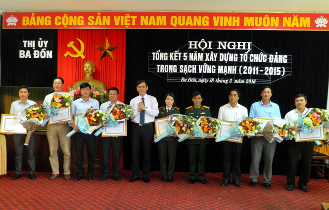    Đồng chí Trần Thắng, Uỷ viên Ban Thường vụ Tỉnh uỷ, Bí thư Thị uỷ, Chủ tịch HĐND thị xã Ba Đồn tặng giấy khen cho các tập thể đạt trong sạch vững mạnh tiêu biểu