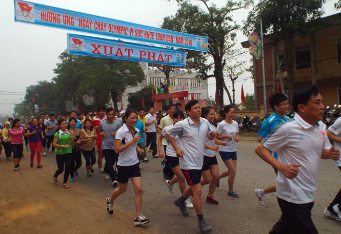   Các thành phần tham gia chạy Olympic tại vạch xuất phát.