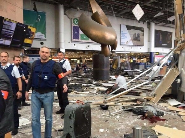 Bên trong sân bay Brussels sau vụ đánh bom. (Nguồn Twitter)