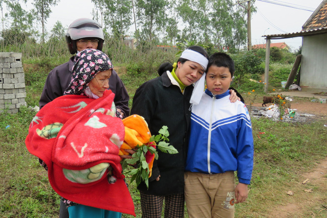  Ba mẹ con chị Hoàng Thị Hương và người thân