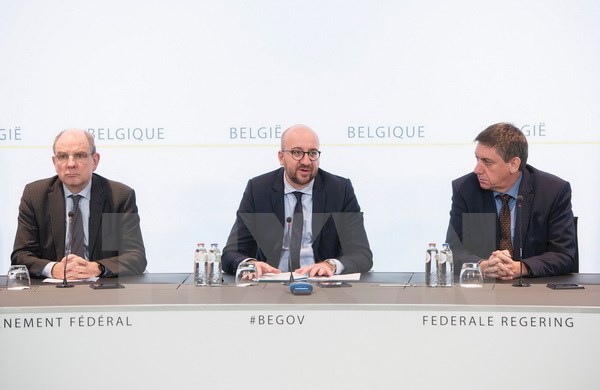 (Từ trái sang) Bộ trưởng Tư pháp Bỉ Koen Geens, Thủ tướng Charles Michel và Bộ trưởng Nội vụ Jan Jambon trong một cuộc họp báo ở thủ đô Brussels. (Nguồn: AFP/TTXVN)